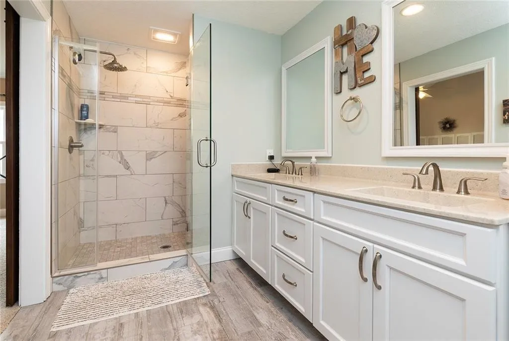 10908 NW 107th Street, Granger, Iowa - Master Bathroom